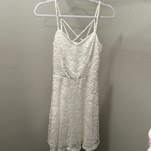 White lace dress. Never worn. Size medium
